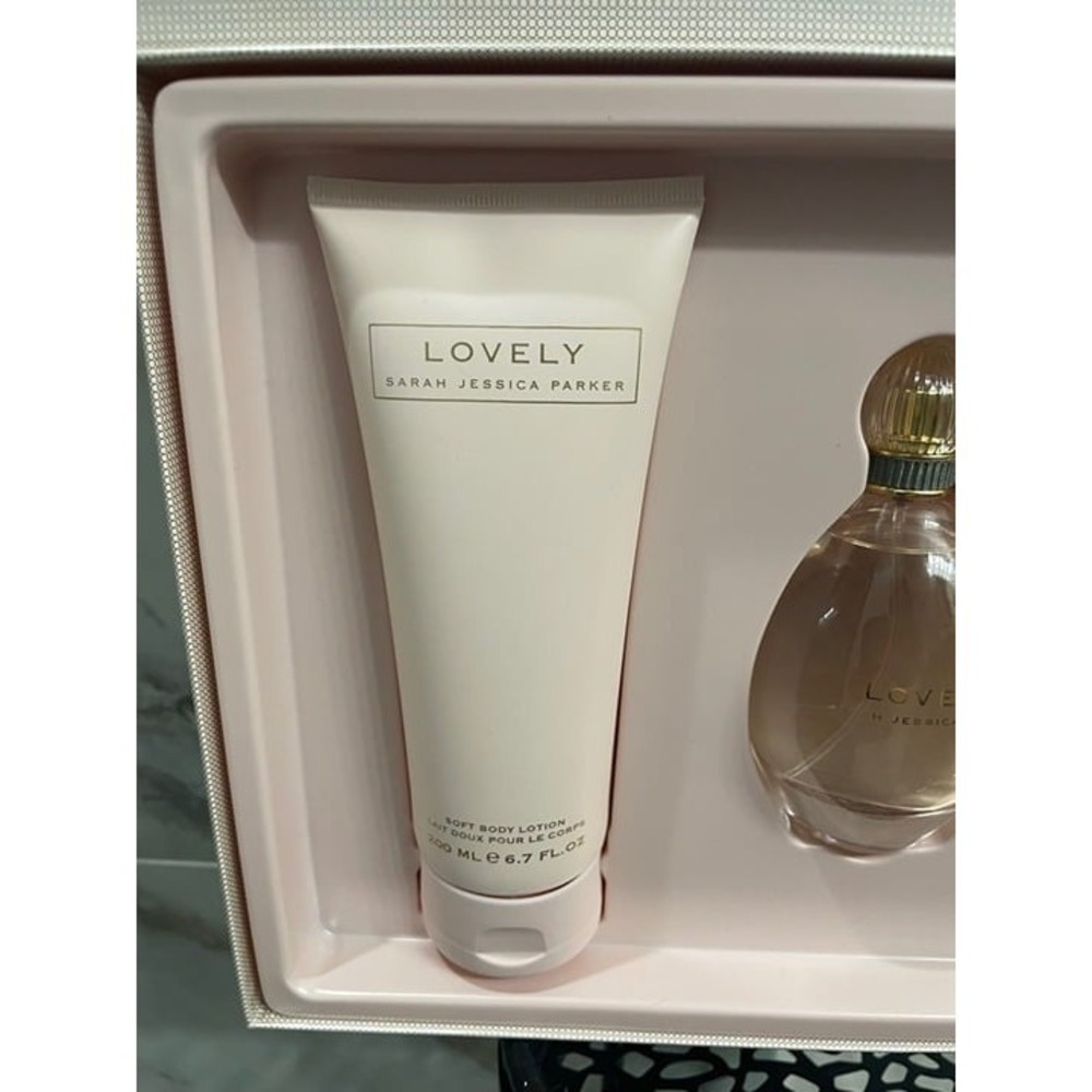 Sarah Jessica Parker Lovely 3 Piece Fragrance Gift Set EDP Lotion Rollerball - Picture 7 of 9